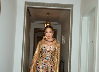 JENNIFER LOPEZ MODA GECESİNDE BOY GÖSTERDİ