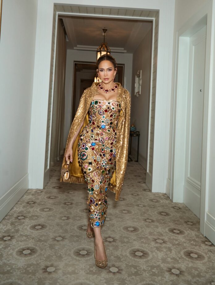 Jennifer-Lopez-Brings-Maximalist-Magic-To-Dolce-Gabbanas-Alta-Moda-Show