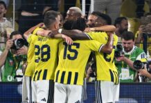 FENERBAHÇE DİREKLERE TAKILSA DA ZAFERİ BULDU
