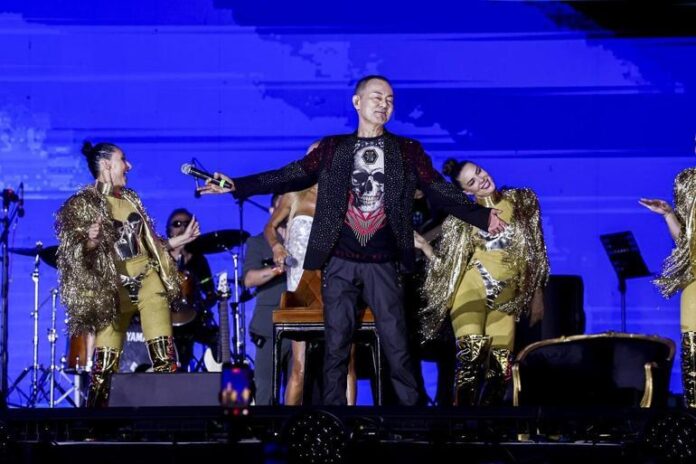 Serdar Ortaç, İstanbul Festivali'nde sahne aldı