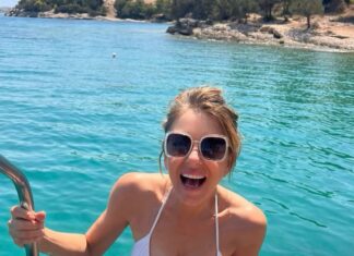 ELIZABETH HURLEY TATİL POZLARINI PAYLAŞTI