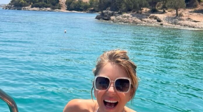 ELIZABETH HURLEY TATİL POZLARINI PAYLAŞTI