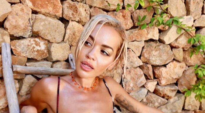 RITA ORA EŞİ VE ARKADAŞLARIYLA TATİL YAPIYOR
