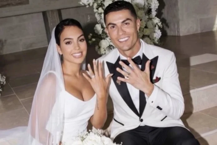 cristiano-ronaldo-ve-georgina-rodriguez-5-cocuklarinin-da-katildigi-torenle-evlendi-1786511401