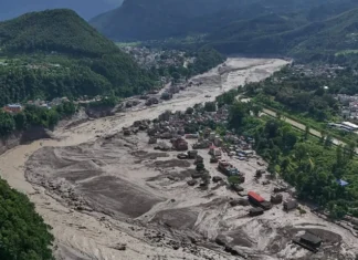 ÇİN-NEPAL SINIRINDA SET GÖLÜ TAŞMAYA BAŞLADI