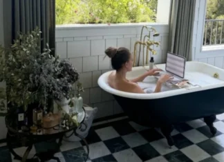 JLO EVİNİN KÜVETİNDEN ÇALIŞTIĞI ANI PAYLAŞTI