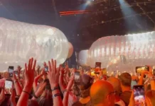 KATY PERRY BAKÜ’DE DEV ŞİŞEYLE SAHNEYE ÇIKTI