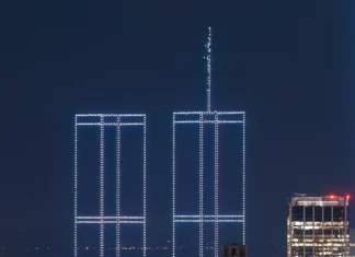 2.977 DRONLA İKİZ KULELER GÖKYÜZÜNE ÇİZİLDİ