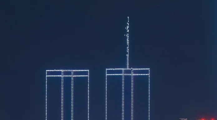 2.977 DRONLA İKİZ KULELER GÖKYÜZÜNE ÇİZİLDİ