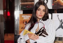 HANDE ERÇEL VALENTINO DEFİLESİNE KATILDI