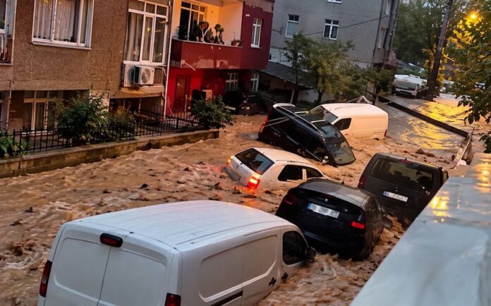 istanbul-u-sel-aldi-1-277-su-baskini-15-heyelan-binlerce-yardim-cagrisi